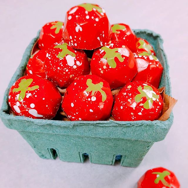 Think spring, with our strawberry ganache with a shot of balsamic syrup & crunchy chia! #Chocolate #Strawberry #Bonbon
#sweet #chocolaholic #chocolat #yum #chocolateaddict#dessetporn #nyc #dailyfoodfeed #yahoofeed#eastcoastfoodies #nycfat #eeeeeats#devourpower #foodbeast #eatupnewyork#foodbeast #foodgasm#thedailybite #onthetable #eatgood #forkyeah #pastrychef #tasty#f52grams #ediblemanhattan #nyceats