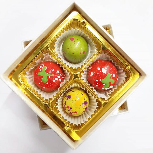 For a sunny Sunday...handpainted chocolate bonbons!! #Pistachio #Passionfruit #WildStrawberry #Chocolate #Bonbons #PartyFavor
#sweet #dessetporn #nyc #dailyfoodfeed #yahoofeed #eastcoastfoodies #nycfat #eeeeeats #devourpower #foodbeast #eatupnewyork #foodbeast #foodgasm #thedailybite #chocolat