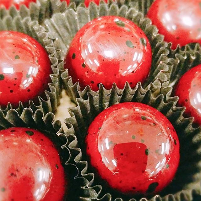 Mamma Mia! These Crying Tiramsu bonbons are so good, you'll be, well..., crying!
Coffee Ganache, Hazelnut Crunch plus Spirits 🍸☕🍫 #sweet #chocolate #Gift #favors
#onthetable ##dessetporn #nyc #dailyfoodfeed #yahoofeed #eastcoastfoodies #nycfat #eeeeeats #devourpower #foodbeast #eatupnewyork #foodbeast #foodgasm #thedailybite