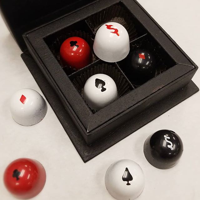 When everything's coming up aces!! #rollthedice #easymoney #gamblinglife #pokerface
#chocolate #custom #bonbons #gift
#groomsgift #barmitzvah #brides #grooms #couples #wedding #partyfavor