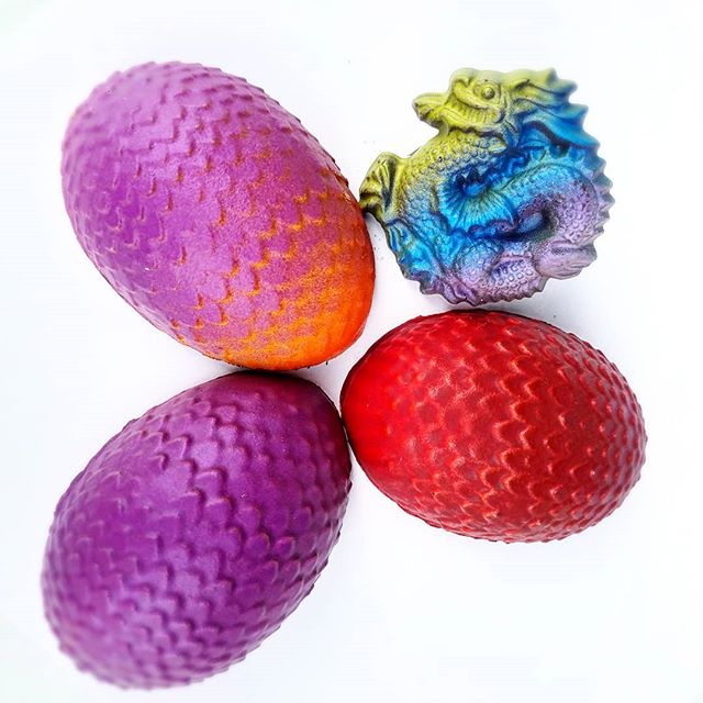 Dragon eggs are ready for GOT tonite!! Spoiler alert: Jon Snow runs away with Cersei to form a new kingdom. Tell everyone!! #GOT #Gameofthrones
#Chocolate #Dragon
#sweet #chocoholic #chocolateaddict #dessertporn #nyc #earth #dailyfoodfeed
#foodbeast #eastcoastfoodies #devourpower #dailyfoodfeed #foodbeast
#foodgasm #thedailybeast #onthetable
#eatgood #forkyeah #pastrychef #tasty