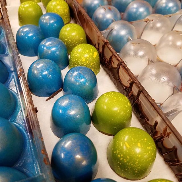 Our yuzu panko crunch hanging with their sweetie, tiramisu hazelnut!! #Chocolate #Bonbons #Pronouns
#sweet #chocoholic #chocolateaddict #dessertporn #nyc #earth #dailyfoodfeed
#foodbeast #eastcoastfoodies #devourpower #dailyfoodfeed #foodbeast
#foodgasm #thedailybeast #onthetable
#eatgood #forkyeah #pastrychef #tasty