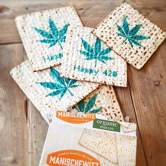 Fresh matzoh, right outta' the box! Definitely "comfort food for the soul".. #420 #Manischewitz #Matzoh
#HappyPassover
#sweet #chocolaholic #chocolateaddict#dessetporn #nyc #dailyfoodfeed #yahoofeed#eastcoastfoodies #nycfat #eeeeeats#devourpower #foodbeast #eatupnewyork#foodbeast #foodgasm#thedailybite #onthetable #eatgood #forkyeah #pastrychef #tasty#f52grams #ediblemanhattan #nyceats