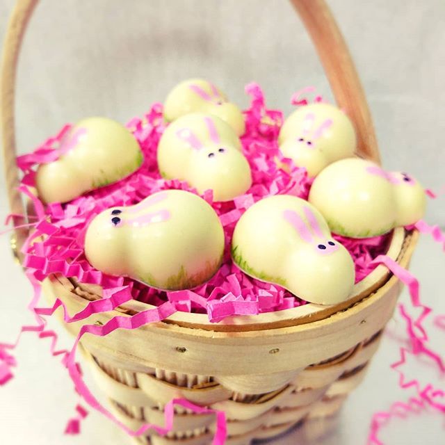 White chocolate bunnies filled with lemon ganache! 🐰
#Easter #Bunny
#sweet #chocolaholic #chocolateaddict#dessetporn #nyc #dailyfoodfeed #yahoofeed#eastcoastfoodies #nycfat #eeeeeats#devourpower #foodbeast #eatupnewyork#foodbeast #foodgasm#thedailybite #onthetable #eatgood #forkyeah #pastrychef #tasty#f52grams #ediblemanhattan #nyceats