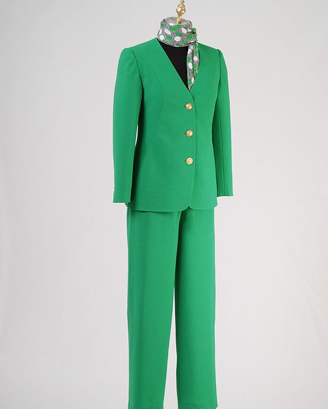Fun business suit, perfect for saint Patrick's day. This was for a client in 2014 all the design was done by me. If you're looking for something unique or have a hard time finding items that fit you, don't hesitate to reach out.
.
#couture #hautecout