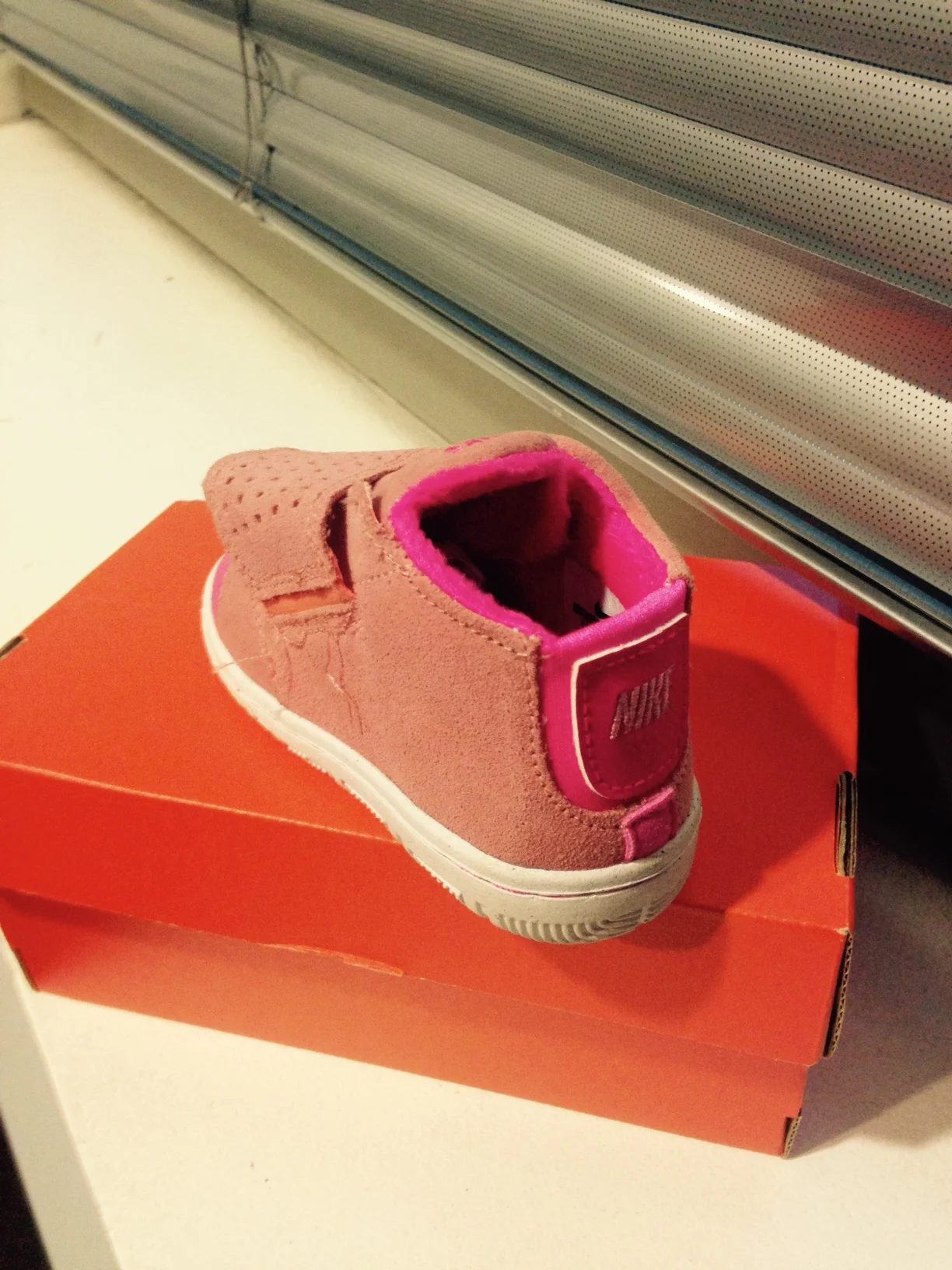 Éstas son las zapatillas que hemos usado los últimos meses; son ideales por el velcro y el elástico en el talón.