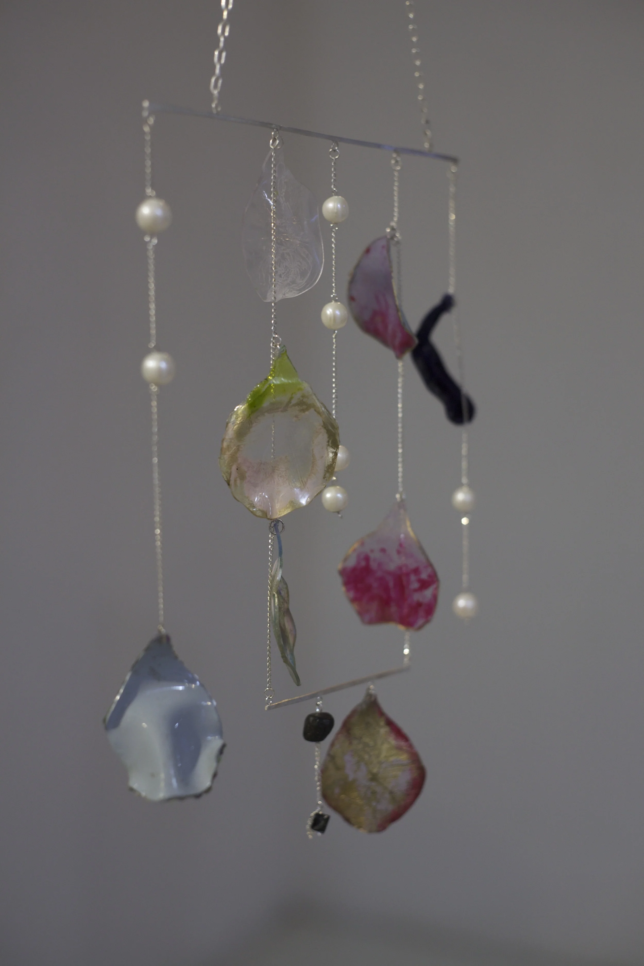 Plastic petals, Fresh water pearls, Jet プラスチック花びら、淡水真珠、ジェット Photo Andy Lewis