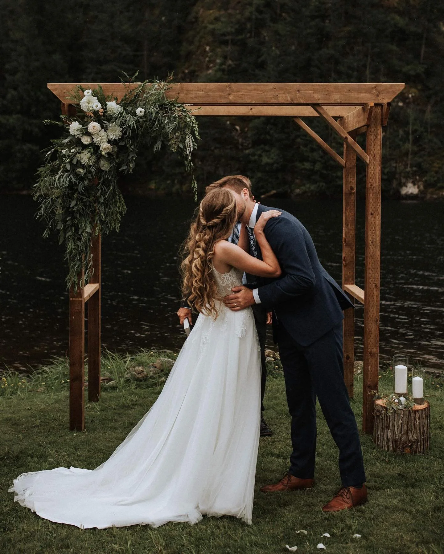 J&amp;T&rsquo;s first married kiss (special shout out to J&rsquo;s lushes locks #bridalhairgoals ) 💜