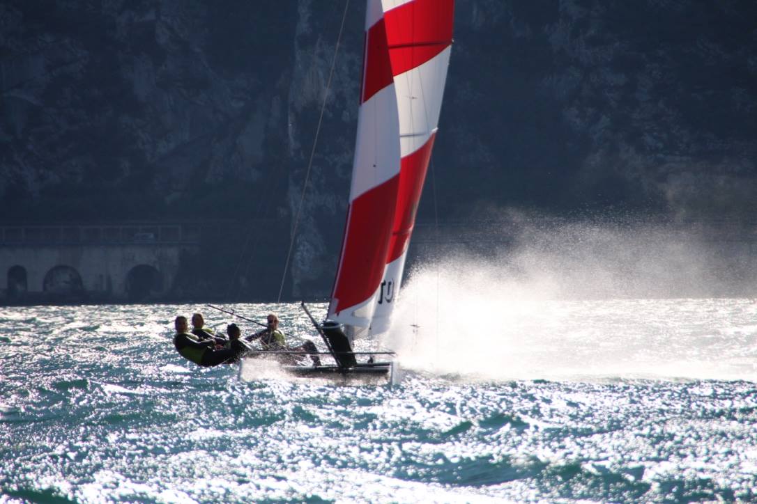 De Limone Watersports troepen aan het zeilen met de catamaran