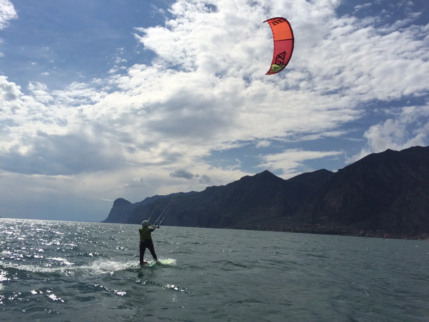 Kite surfen op het Garda meer