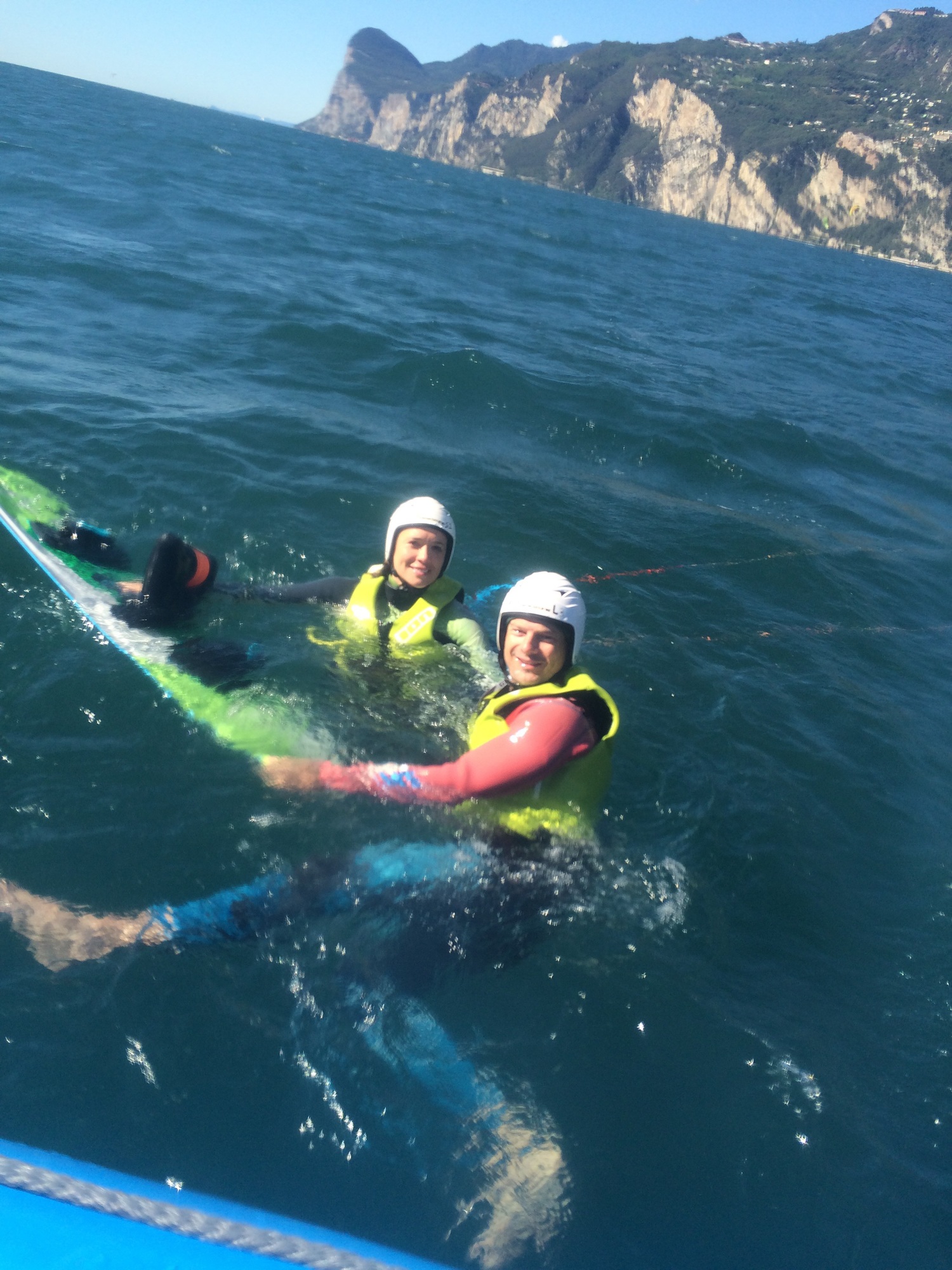 Leren kitesurfen met windriders. Kwalitatief materiaal en radio helmen om in contact te blijven met je instructeur