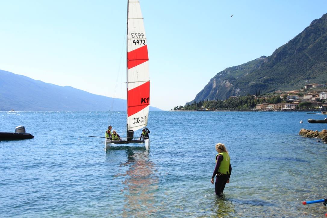 Catamaran zeilen met een Topcat K1 onder een straal blauwe hemel.