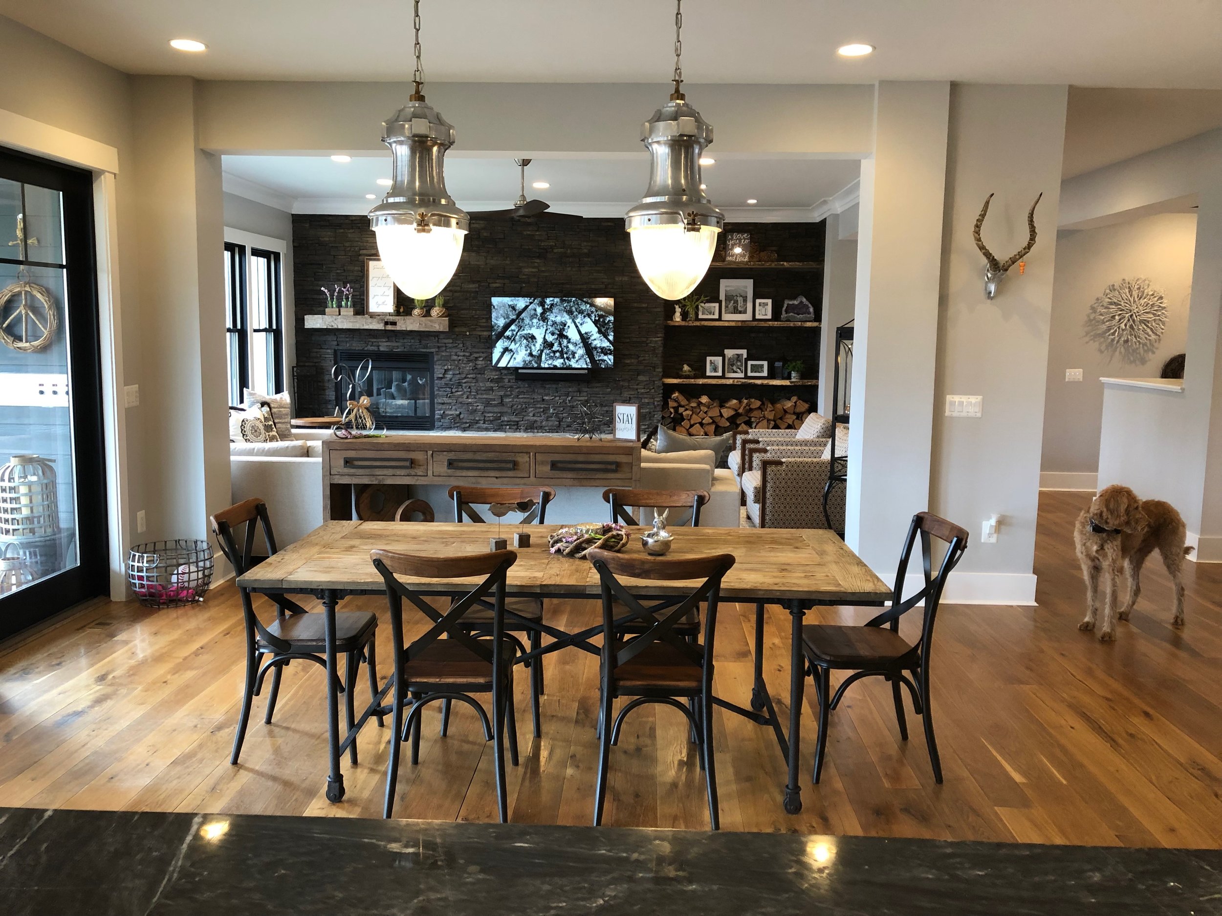 Casual dinning area in between the family room and the main kitchen.