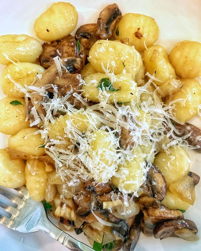 New!! Vegan buttered gnocchi with baby bella mushrooms, lemon thyme, parsley, and vegan parmesan. This is super easy and quick; done in less than 20 minutes top to bottom! #vegan #whatveganeats #gnocchi