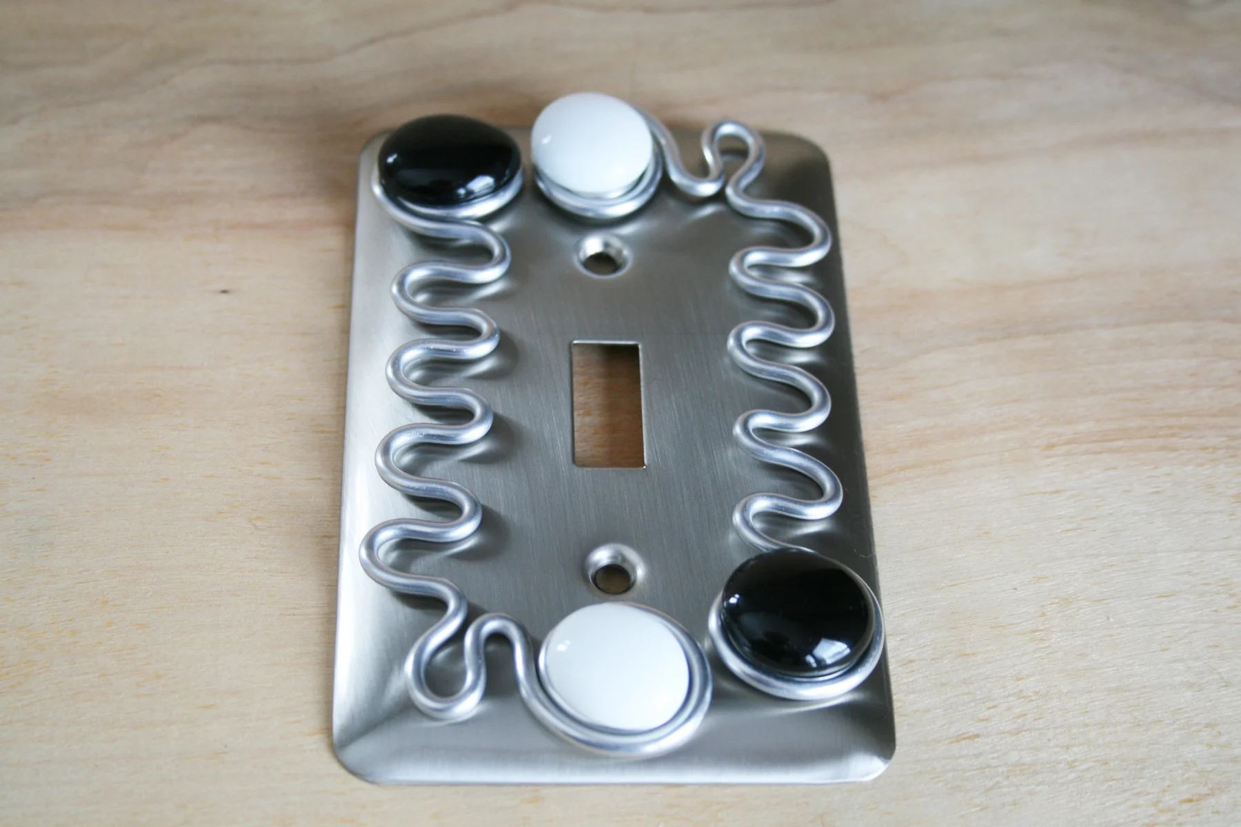 single switch plate black white1.jpg