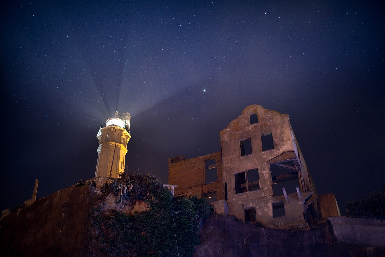 alcatraz-lighthouse-1247147_1280-1.jpg