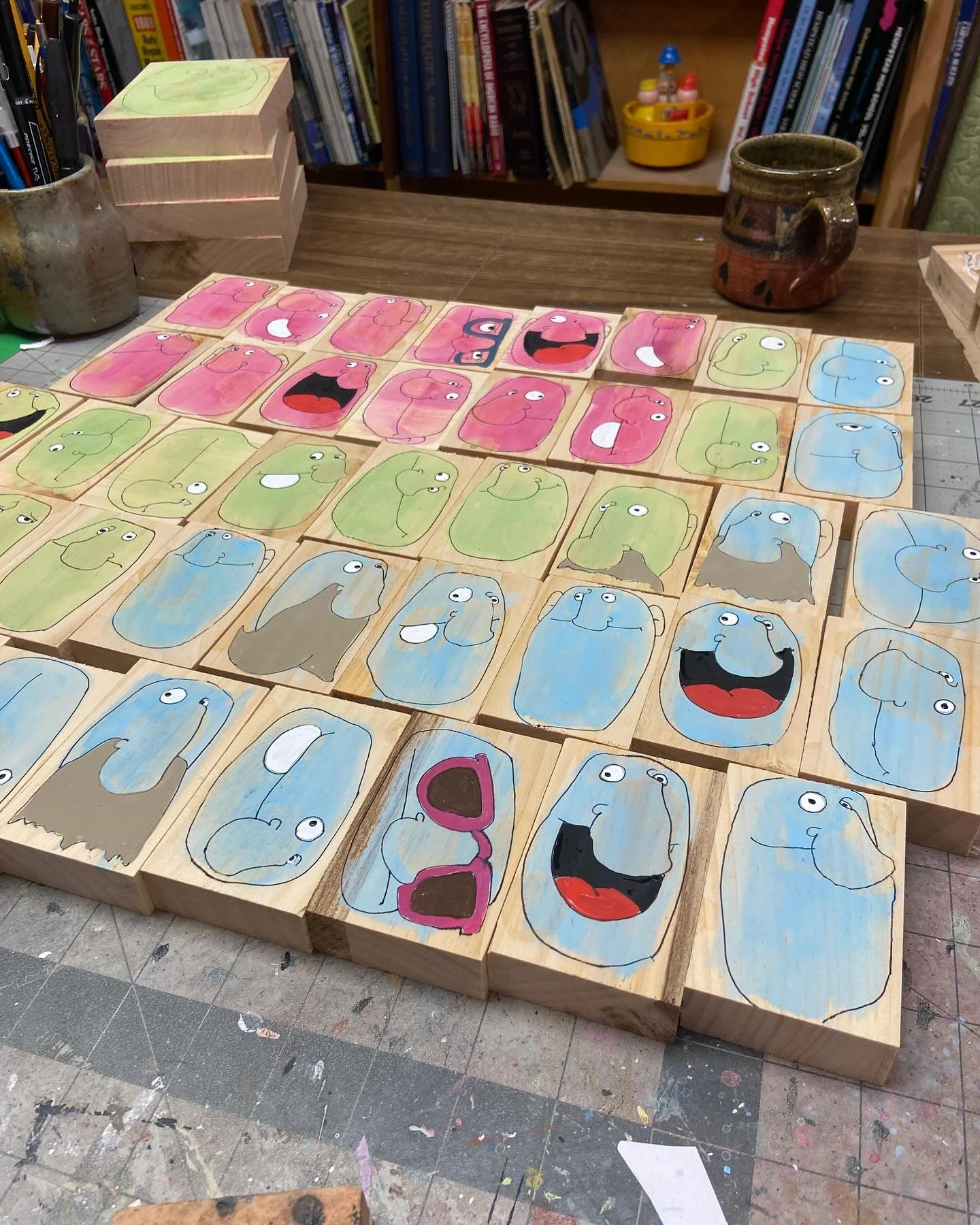 So many tiny paintings
#wipart #artomat #aaronbutcherart #tinypaintings