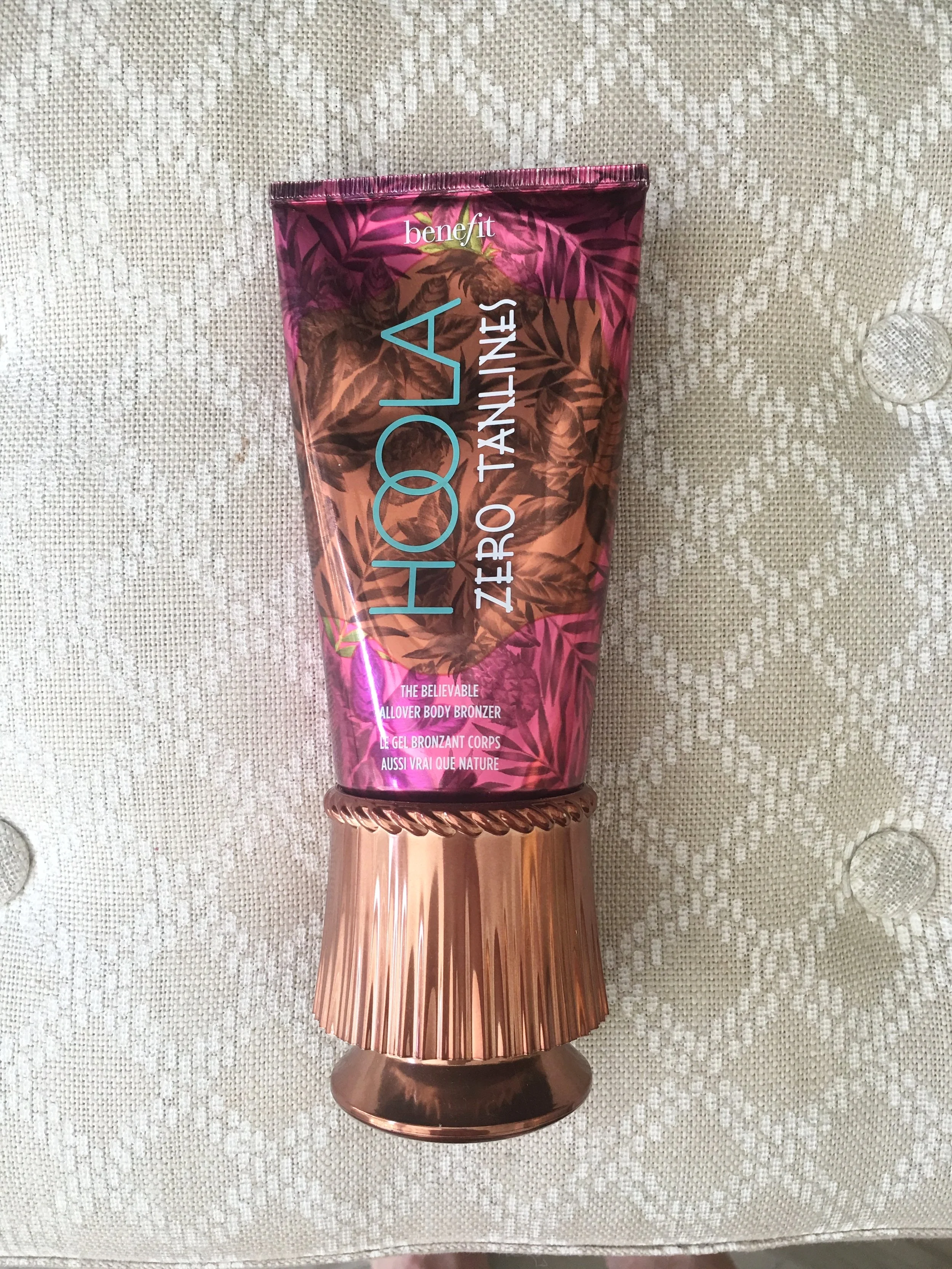 Brilliant, is what I would call the body bronzer Hoola, by Benefit cosmetics . With a sponge applicator neatly tucked inside the tube's top, there is no excuse not to use this body bronzer. It is easy to apply, leaves no mess on your hands, and you can create your desired intensity of color with additional applications. Best of all, unlike a self tanner, it washes right off!