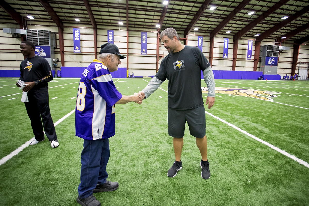Ford meets former NFL player turned Vikings Offensive Line Coach, Jeff Davidson.