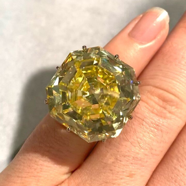 Here we have the stunning Sienna Star diamond, set into this articulated chain ring by none other than Glenn Spiro. Did I mention he&rsquo;s one of my favorite jewelers? Also part of the June &lsquo;21 Magnificent Jewels auction, it is another unforg