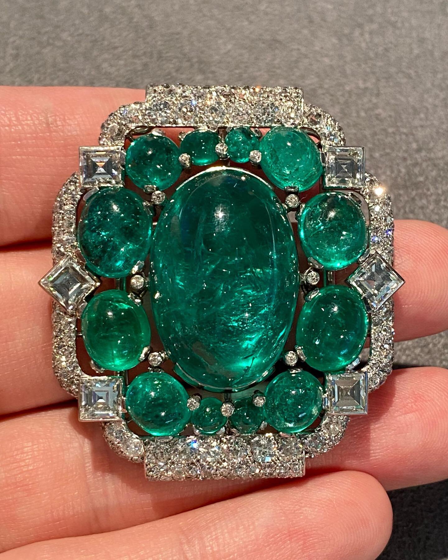 Something about this emerald brooch makes me think of the holidays&hellip; Maybe it&rsquo;s the lambent, verdant drops of the dreamiest 61.5 carats of Colombian and Russian emeralds. Maybe the 176 coruscant diamonds bring to mind the twinkling of lig