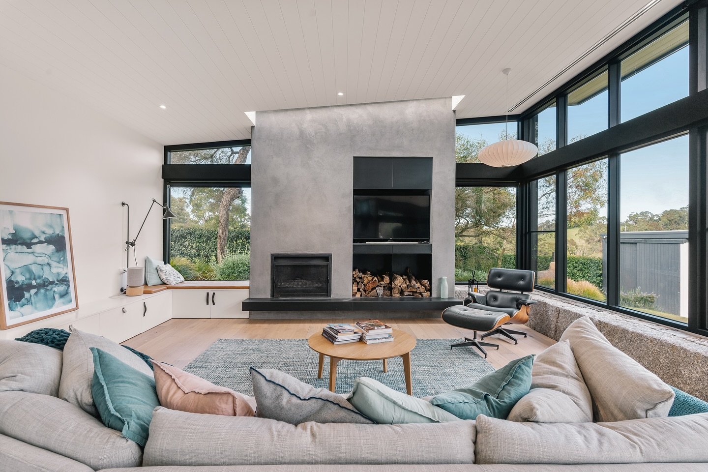 SHOREHAM // A recently finished seaside sanctuary with a modern twist. This home is filled with natural light, sleek finishes, and the perfect balance of coastal charm. ✨

Architect: @venn_architects 
Build: @easton__co 

#Easton. #MelbourneBuilder #