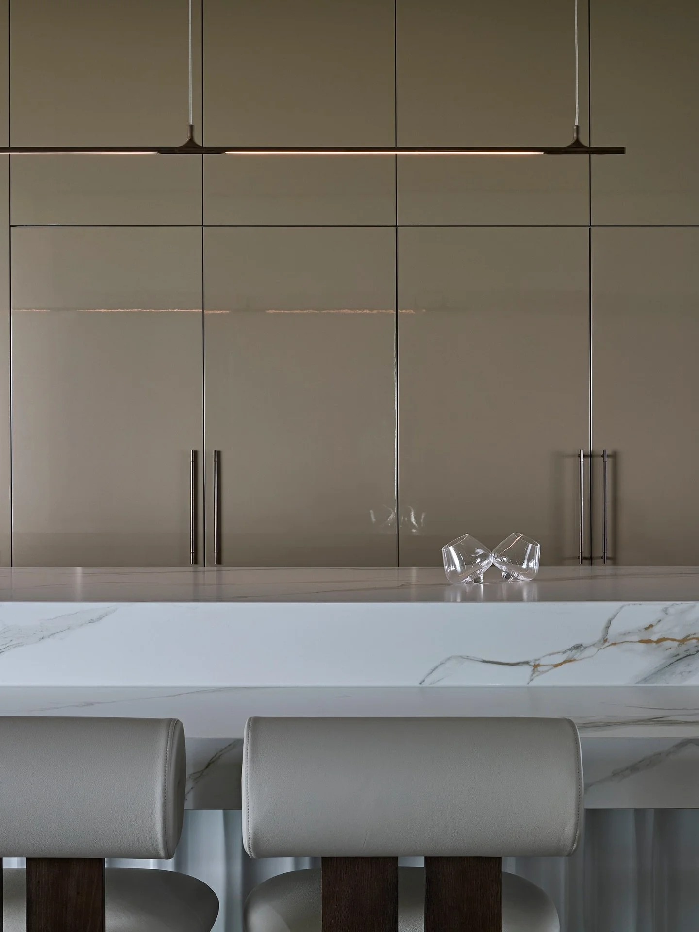 Understated luxury is in the details &mdash; every material, every curve, every surface thoughtfully considered to create a bespoke kitchen that feels elevated, effortless, and timeless. 

Build: @easton__co
Architect: @aboutsjb
Photographer: @shanno