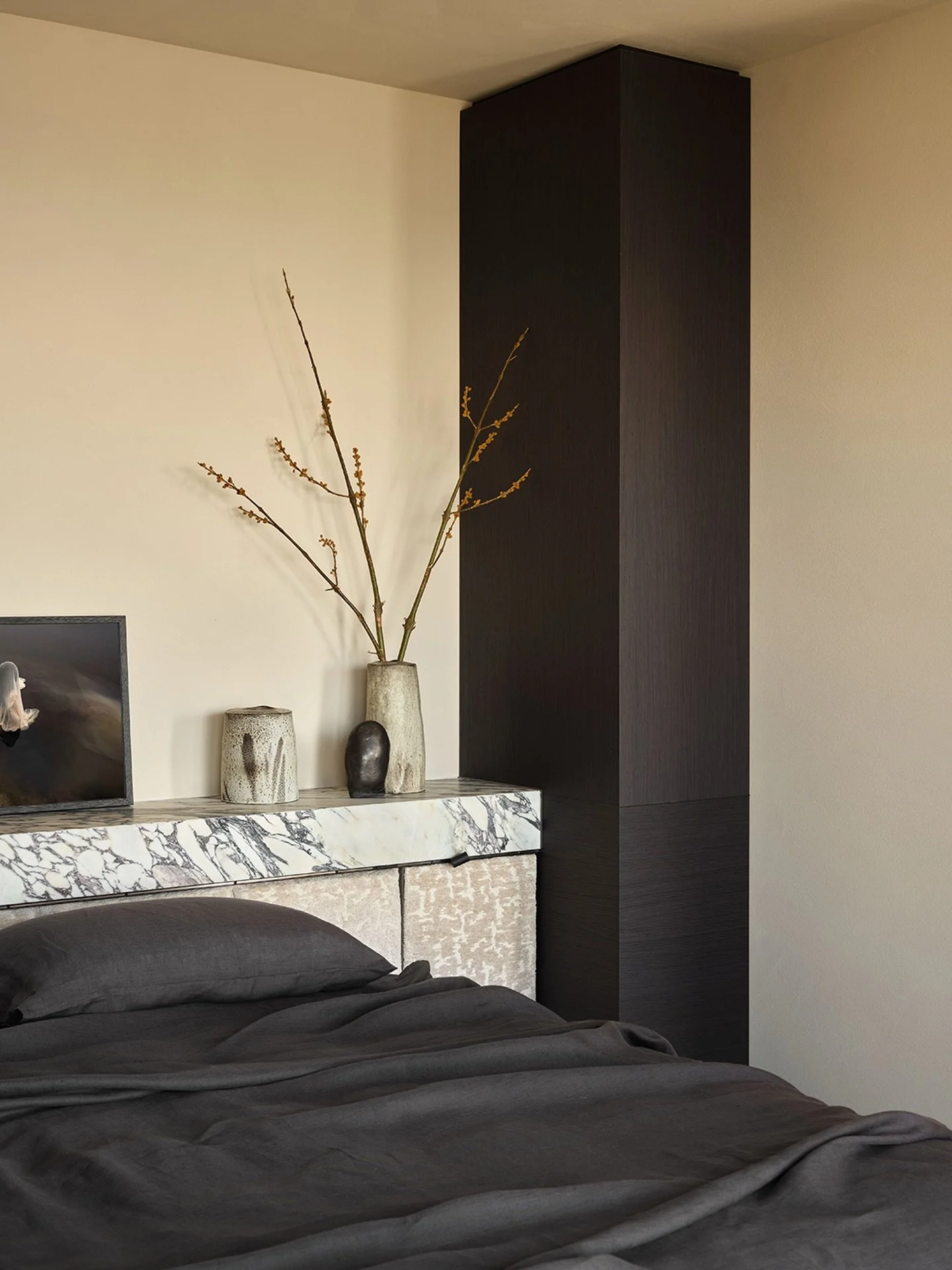 A high end apartment designed to feel immersive, intimate and quietly luxurious.

The main bedroom features a Calacatta Viola marble plinth resting against upholstered panels, finished with integrated metal detailing and reading lamps.

Easton led th