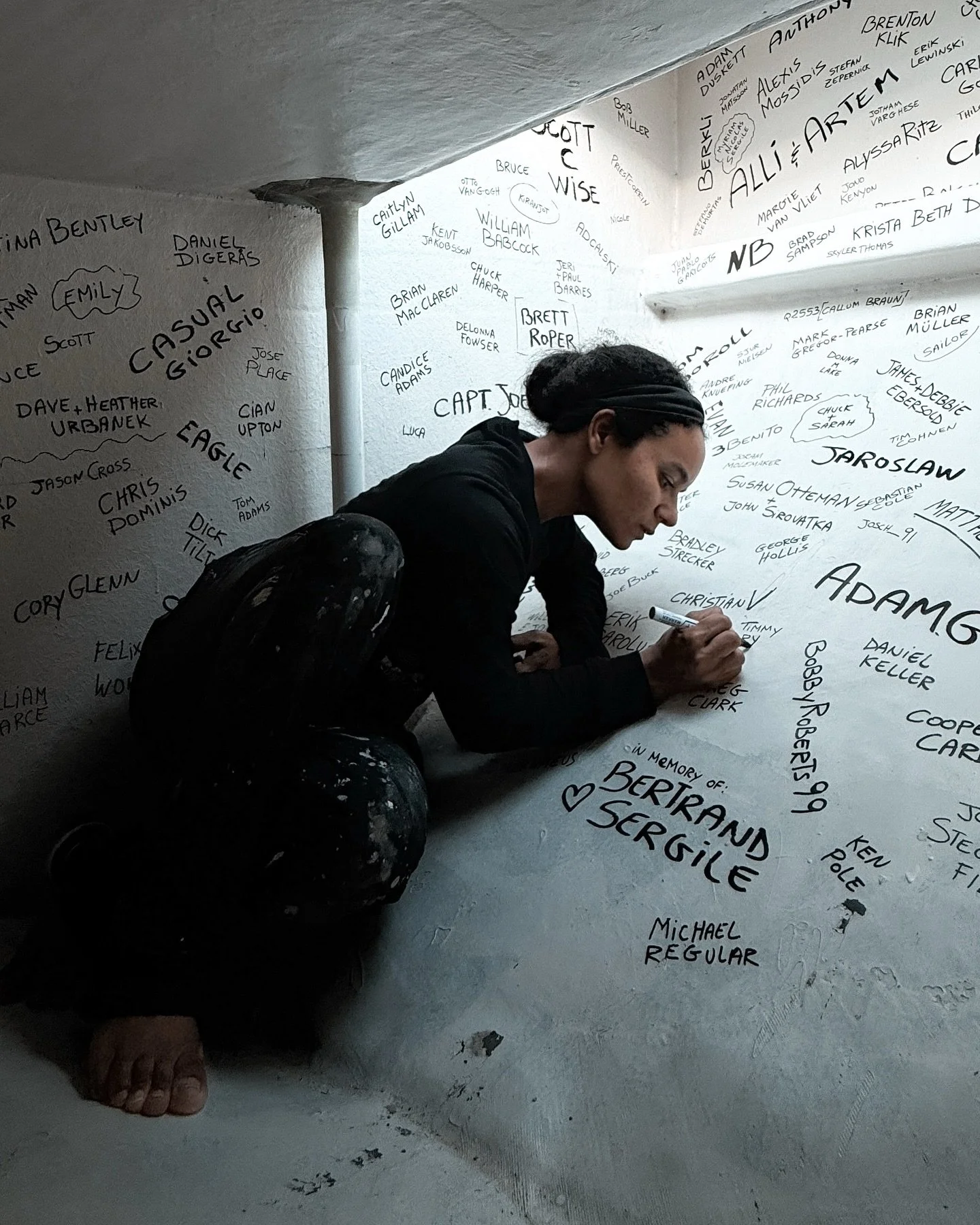Round two of writing our Patrons&rsquo; names on Uma&rsquo;s hull 🧡Each name is a reminder that this journey it&rsquo;s built by the hands and hearts of everyone who believed in this dream and helped us bring Uma back to life.
🌟patreon.com/sailingu