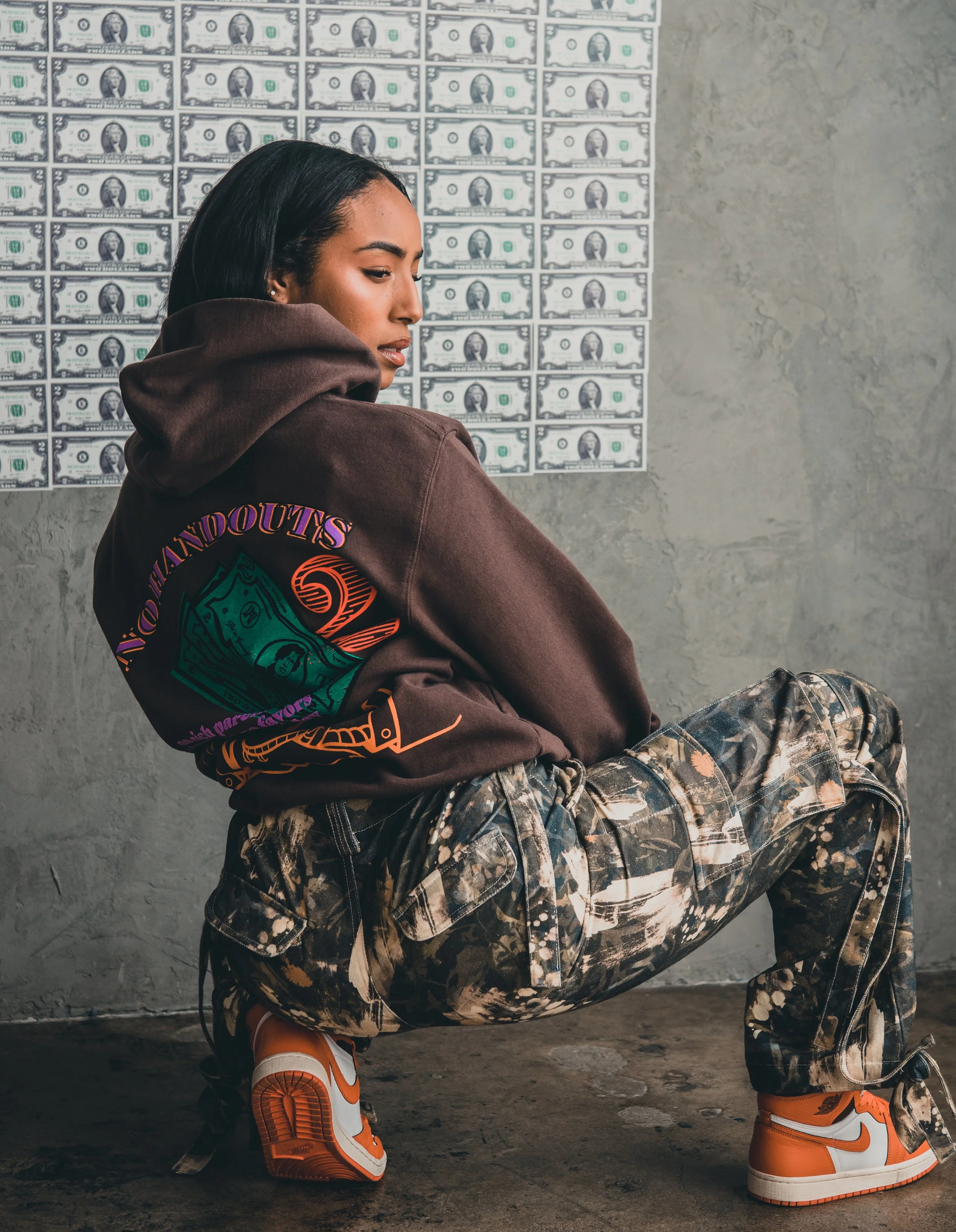   NO HANDOUTS 222 HOODIE [BROWN]  