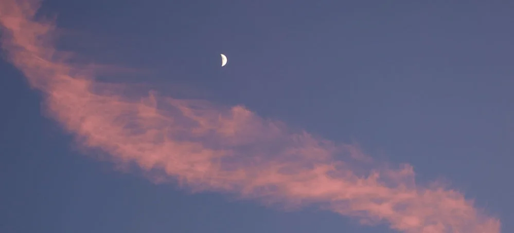 Quarter+Moon+%26+Cirrus+Clouds.jpg