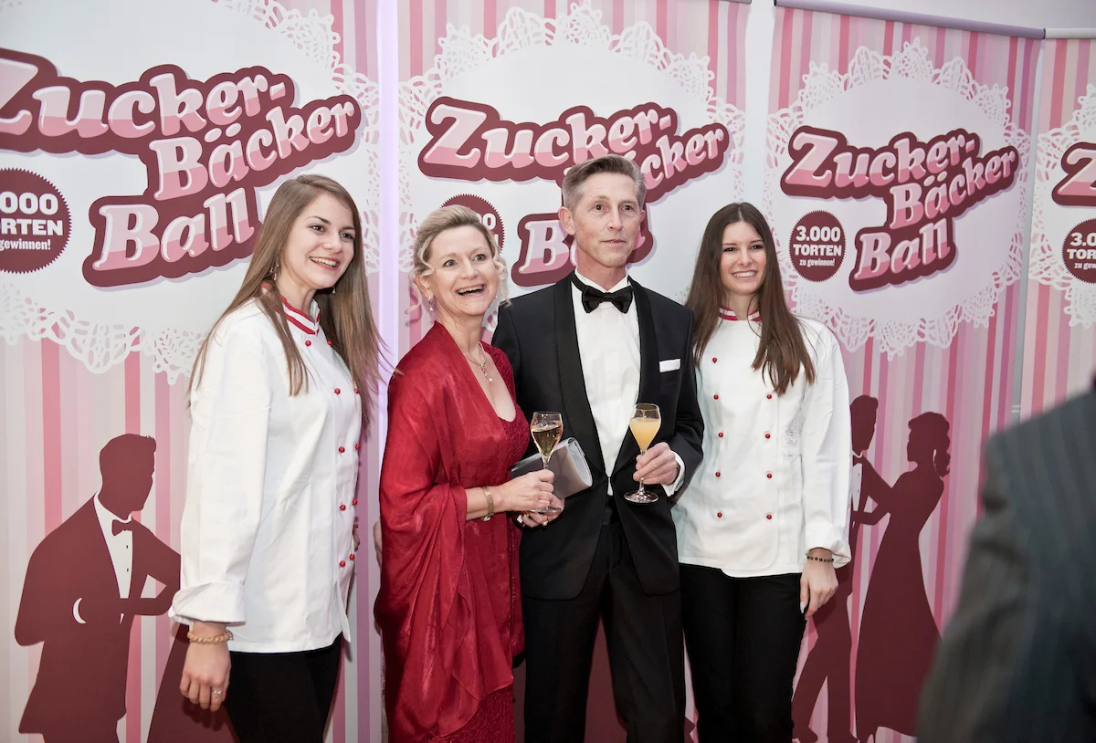 ZUCKER-17xREPxCKx0011.jpg