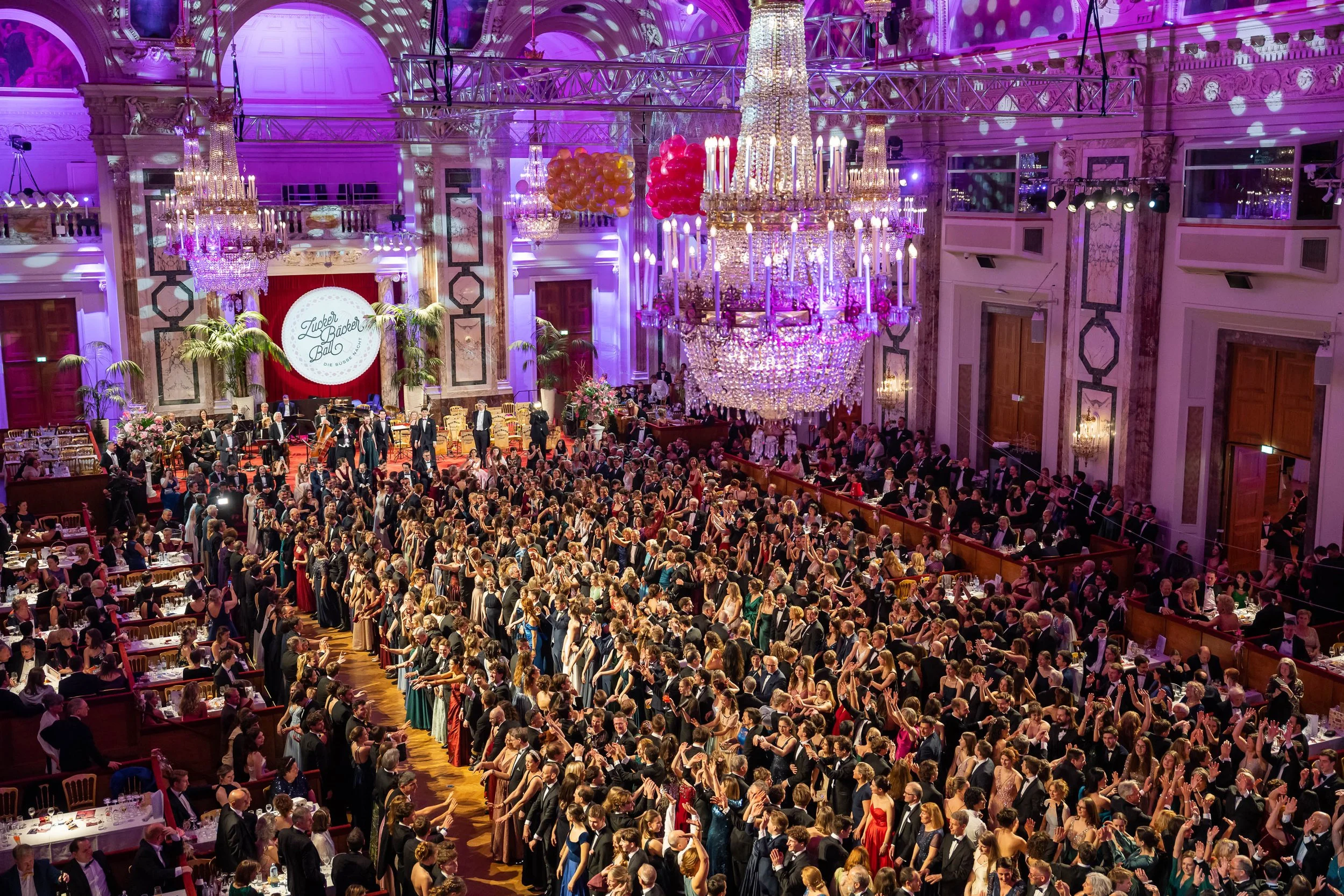 124. ZuckerBäckerball - Pressefoto 8 - Mitternachtsquadrille.jpg