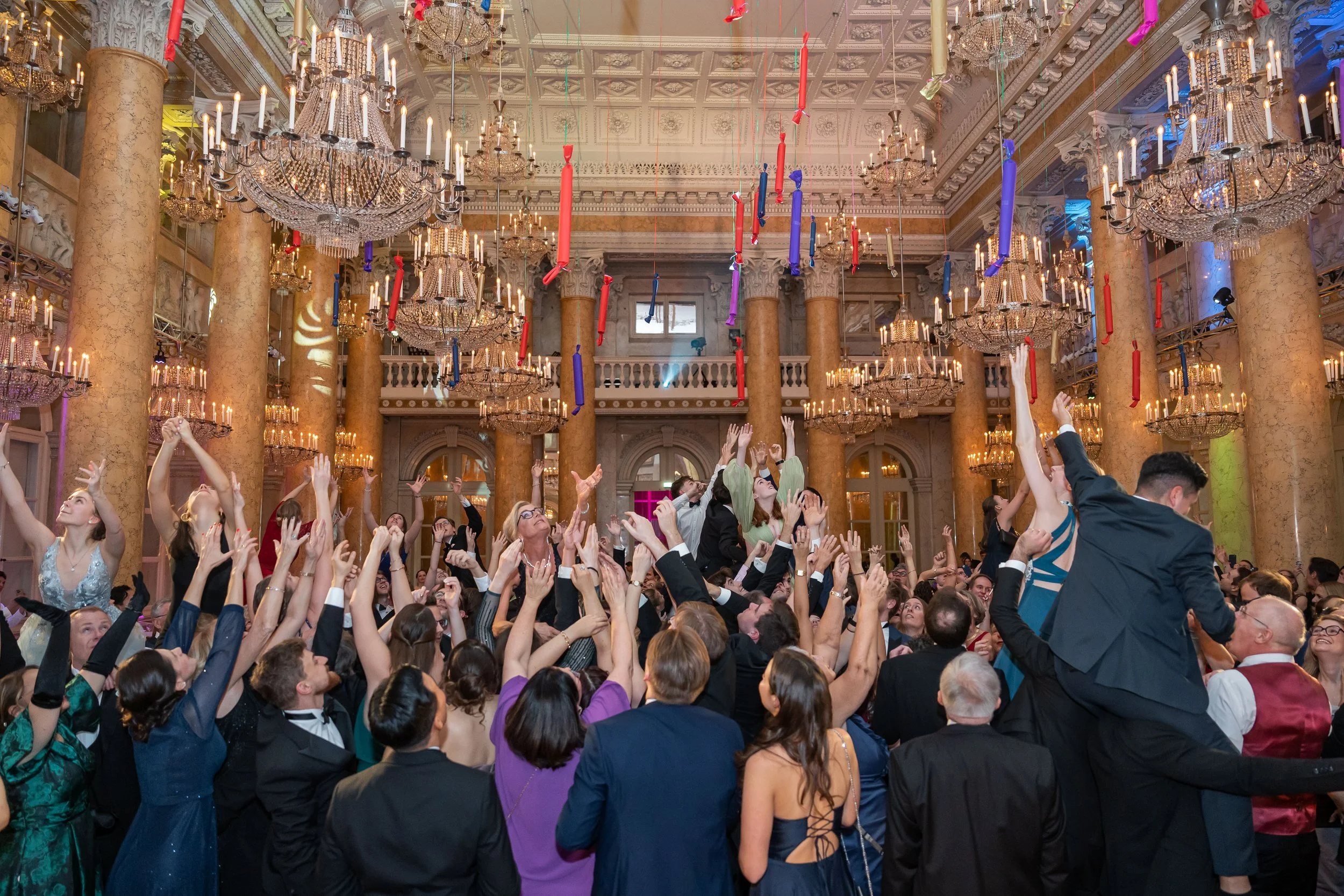 124. ZuckerBäckerball - Pressefoto 10 - Luftballonregen 2.jpg