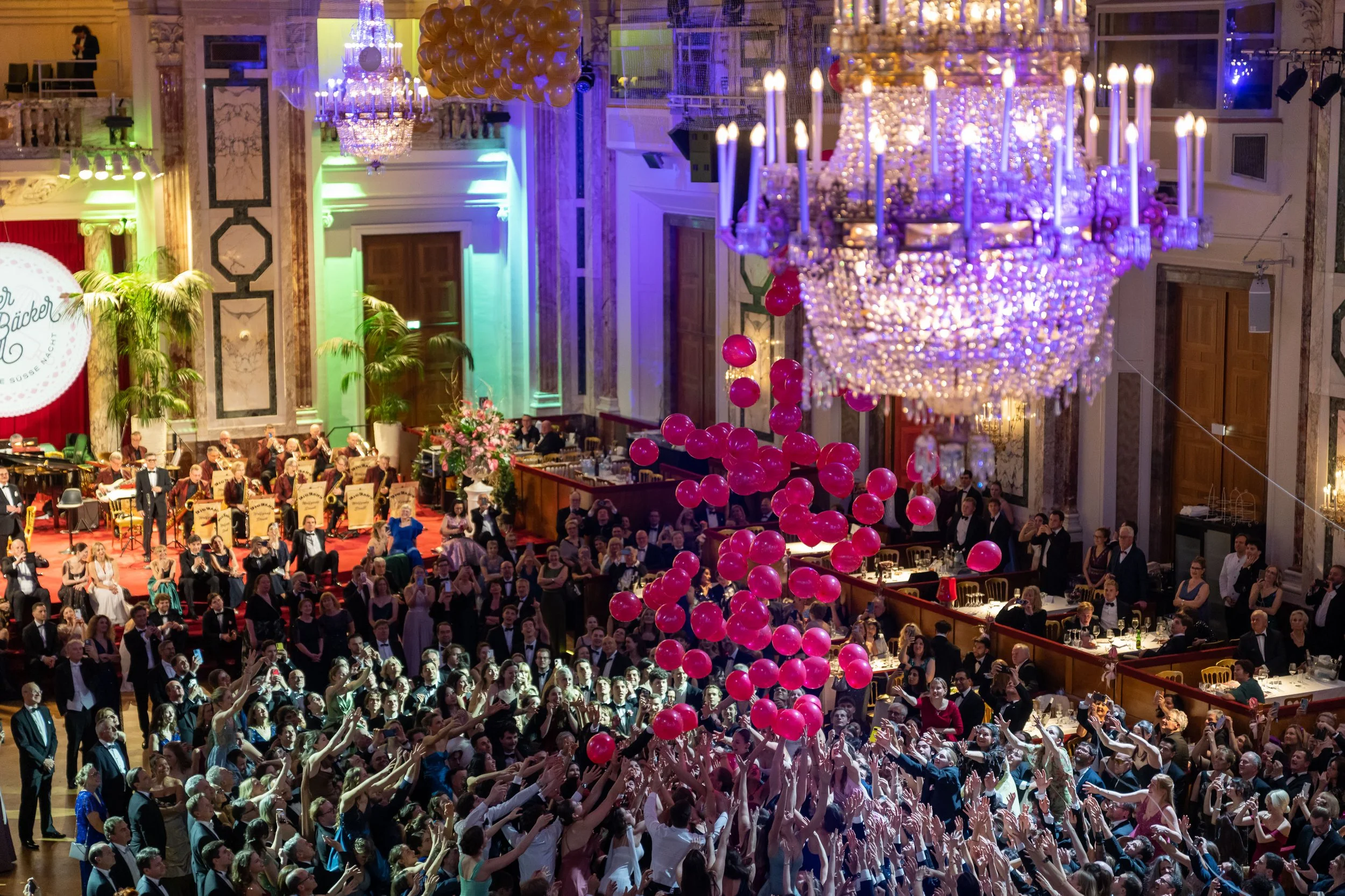 124. ZuckerBäckerball - Pressefoto 4 - Luftballonregen 1.jpg
