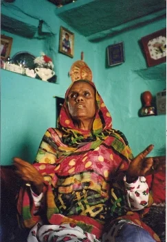  Zaineba Abibekir Deremo telling a story in Harar