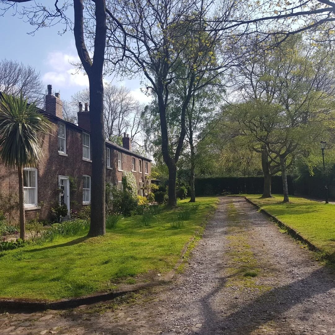 So interesting to visit the Moravian settlement in Manchester. Built in the 18th century as a religious community by Czech Moravians, it now has many listed buildings and is such a peaceful place. 
_
#Manchester #moravian  #settlement #heritage #arch