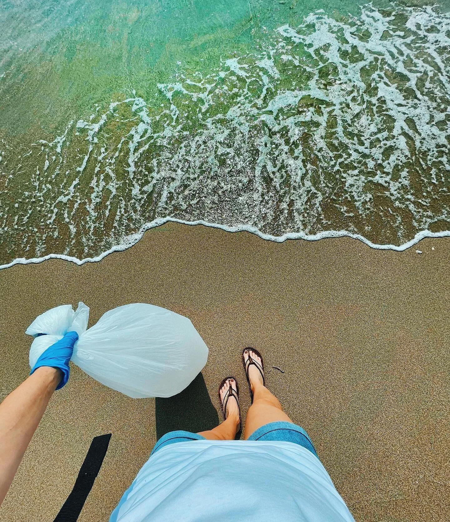 Growing up in such close proximity to the beach, one of my favorite things to do to give back to the community (and celebrate Earth Day) is a beach clean up! There are many ways to celebrate Earth Day and show your support for the planet. 🌎 🌱 Here 