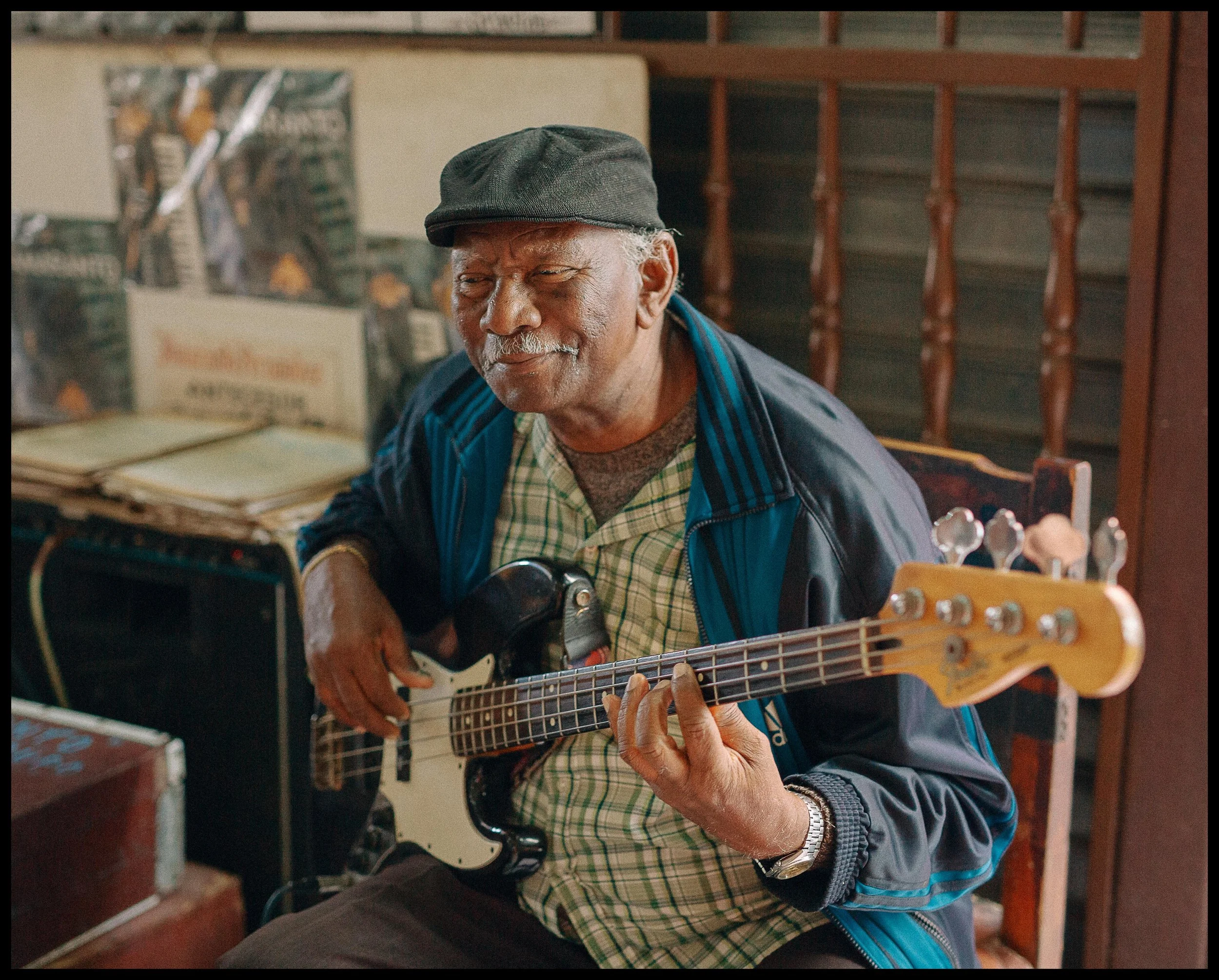 guywithguitar_cuba_lowres.jpg