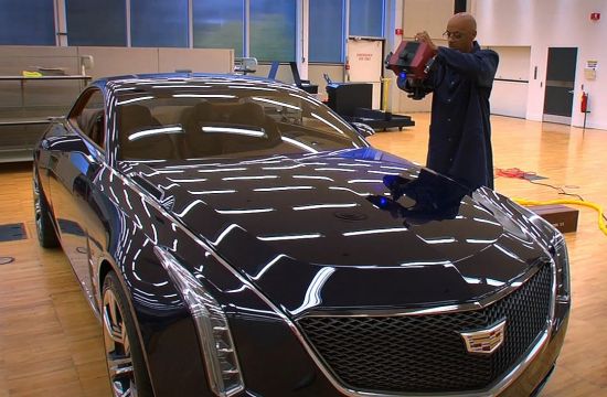 Mike Nolan de diseño en diseño operaciones fabricaciones de General Motors un escáner de luz azul imagen 3D de Cadillac Elmiraj. Los diseñadores utilizan la tecnología de mapas digitales en gran medida en el concept car, que aparece en Los Angeles Auto Show International a través 01 de Diciembre.