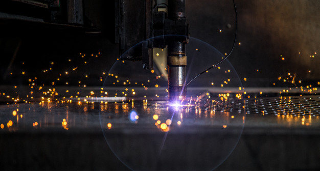 cortar-placa-laser-maquina-cnc-chispa_44762-6.jpg
