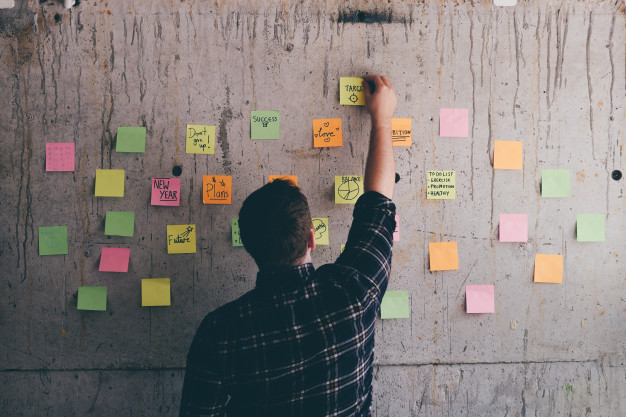 hombre-negocios-que-mira-mensaje-nota-post-it_1286-1782.jpg