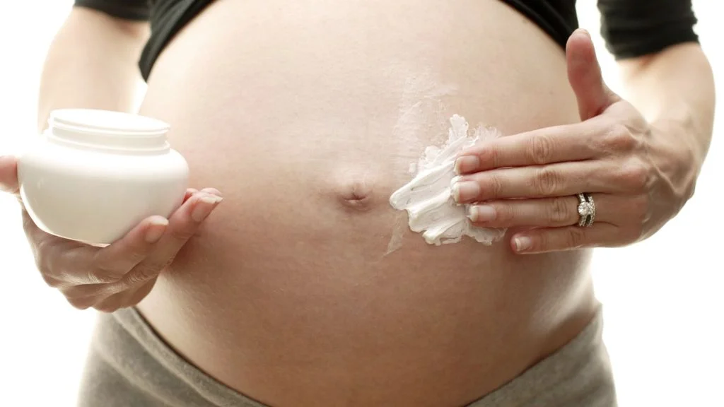 _67960786_f0026288-pregnant_woman_applying_cream-spl-1.jpg