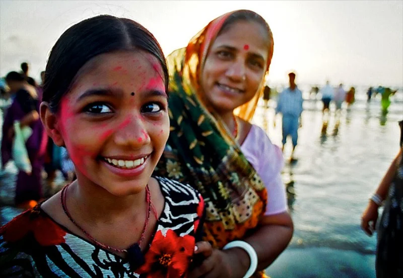 Girl poses with mother at Ganpati Festival. Mumbai, India (Copy)