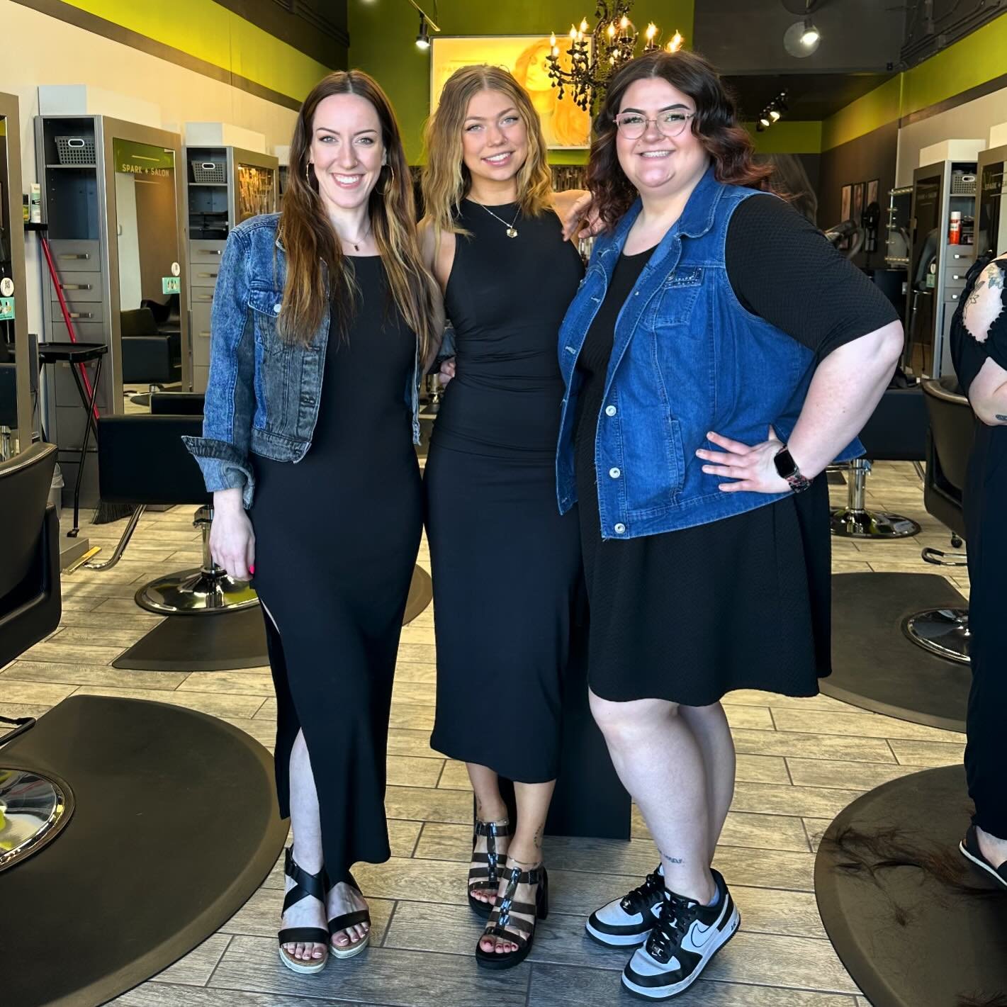 Let&rsquo;s go, girls! @christinek_hairtistry, @siarahs_chair, and @hair_jamz put the YAY in FriYAY 💖

#maplegrove #maplegrovesalon #blondingspecialists #extensions #mnsalon #redken #friyay
