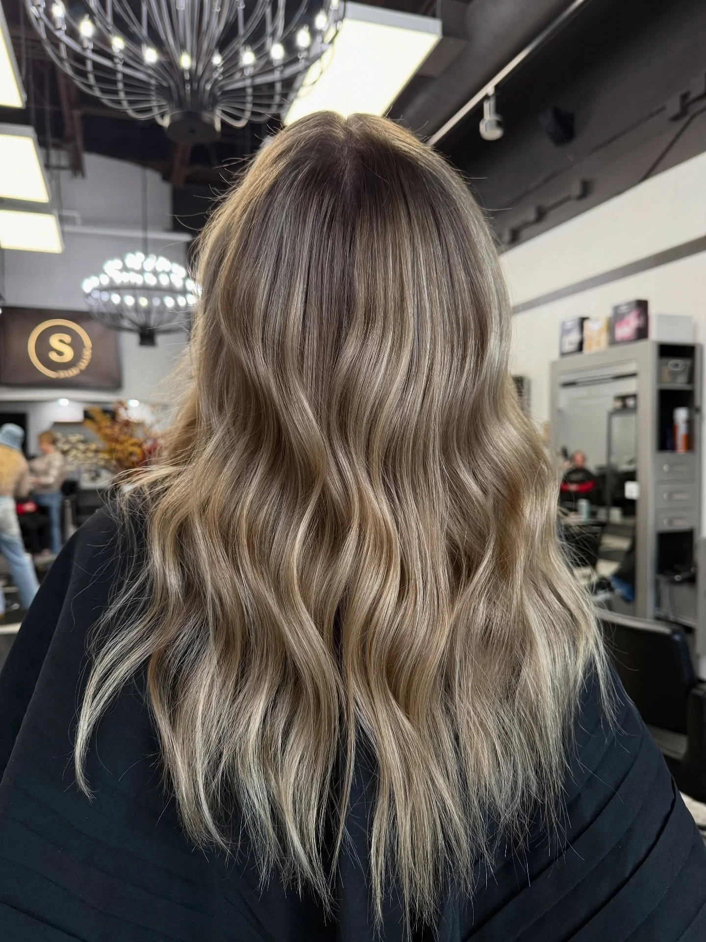 adding a little shimmer to your page π 
color done by our stylist @beautybynaomivs