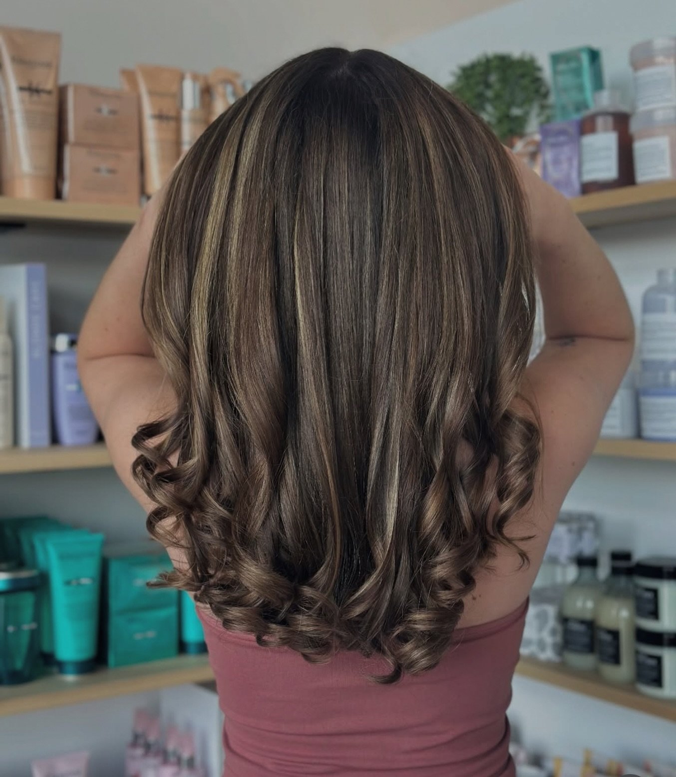 New year. Fresh brunette energy 

January is the perfect time to refresh your look&mdash;rich tones, healthy shine, and low-maintenance beauty. Look by @bellacutsanddyes 

Book your appointment now! 
🔗 Link in bio

#JanuaryHair #BrunetteSeason #NewY