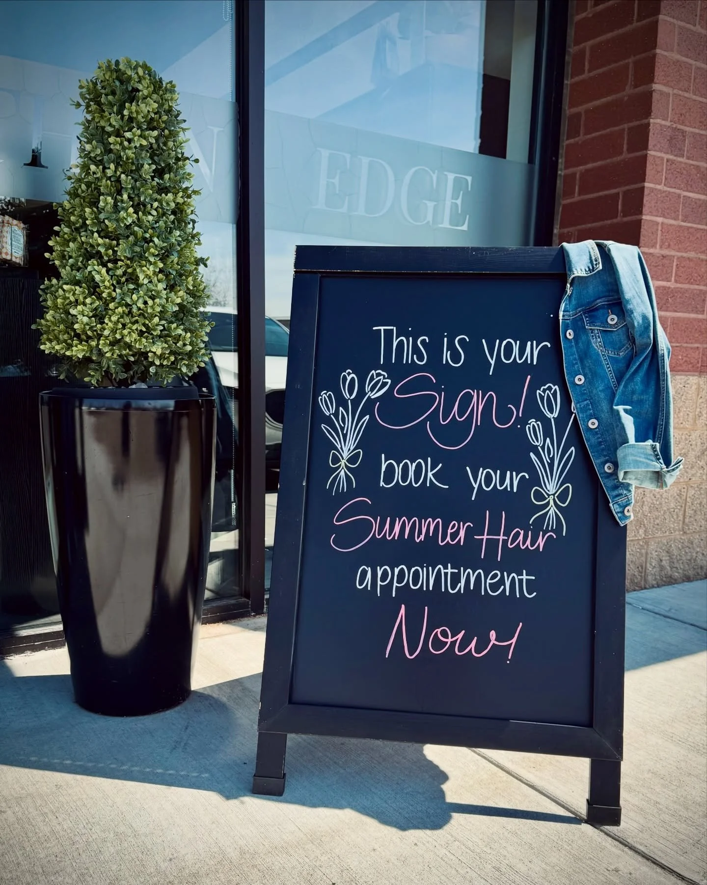 We heard you were looking for a sign&hellip;
April is nearly over and we&rsquo;re already dreaming of sunkissed blondes and summer bronze. Be cool and book your refresh before the heatwave!

🎨 @bellacutsanddyes 

#maplegrove #maplegrovesalon #summer
