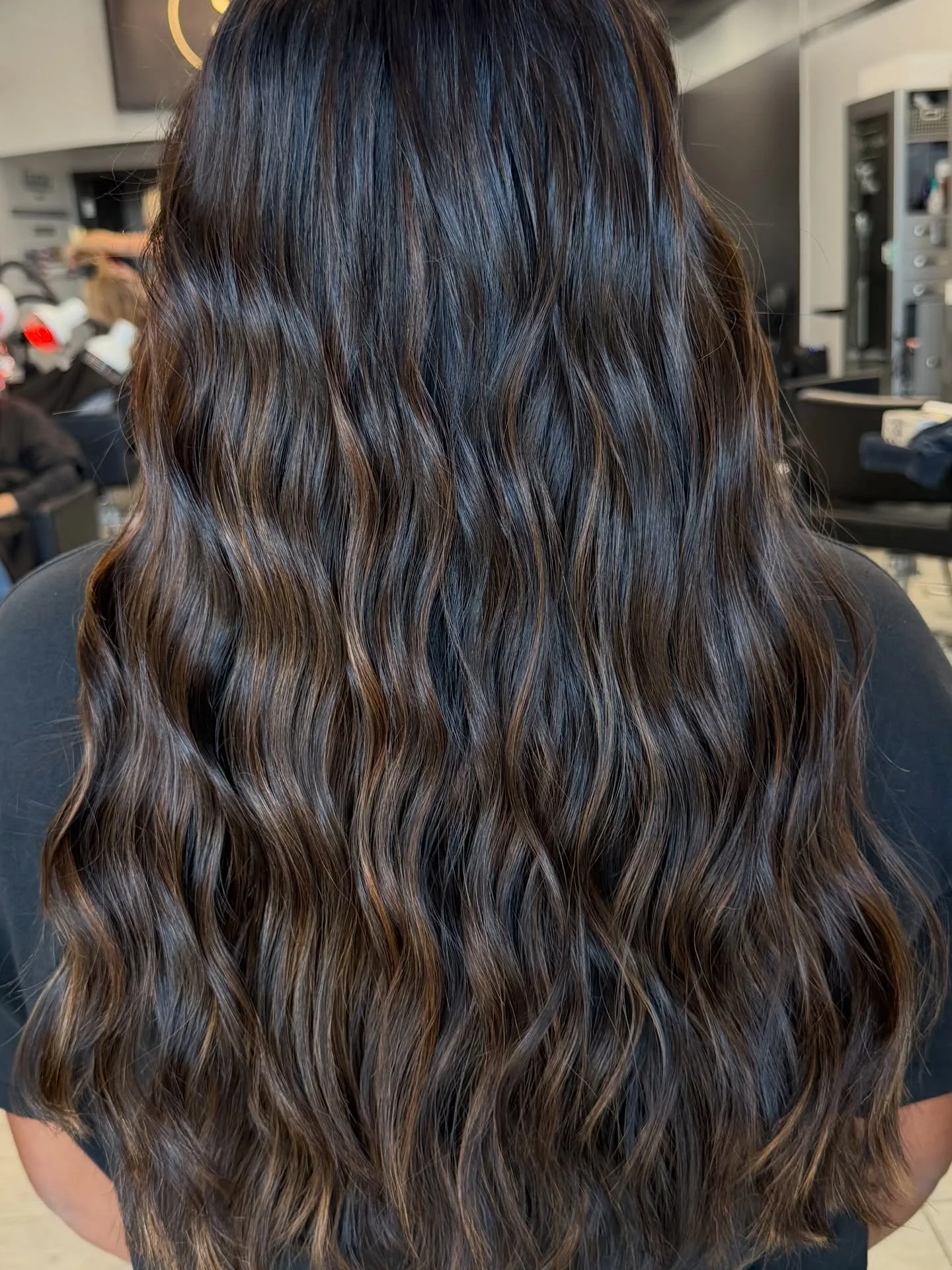 Brunette goals! 

Rich dimension, glossy shine, and the perfect lived-in blend. There&rsquo;s just something about a fresh brunette refresh that feels timeless.

Look by @sarahatsparksalon 

#BrunetteHair #DimensionalBrunette #HealthyHair #SalonFresh