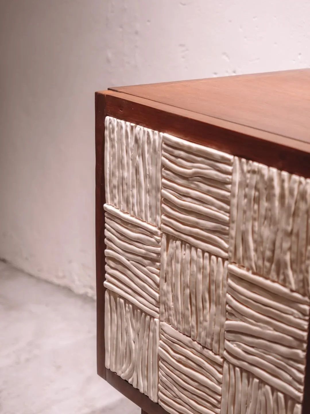 [Cabinet des curiosit&eacute;s]
A.P. #1 disponible ✨
~ Limited Edition of 12
~ Ceramic / Sapelli Wood / Plywood

📸 @elolivia.studio 

#designinspiration #limitededition #furnituredesign #designforlife #madeinfrance🇫🇷